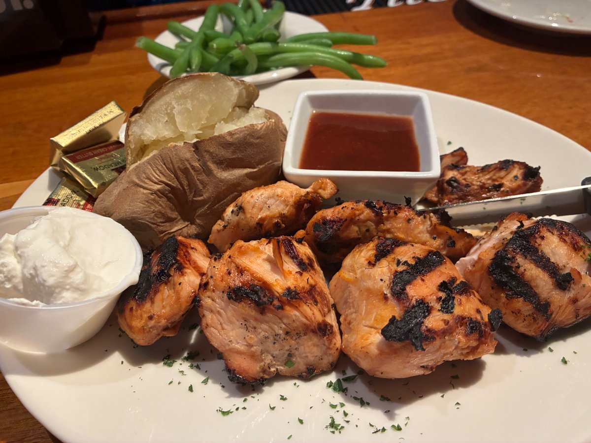 CapeCodBars's tweet image. Oliver’s &amp;amp; Planck’s tavern opened up for dinner last night. I felt bad one staffer not getting power til Monday, another had just got her’s that eve. Place was packed (full bar) people seeking heat &amp;amp;  comfort on a normally quiet winter eve. 

#Blizzardof26 #CapeCod #YarmouthPort