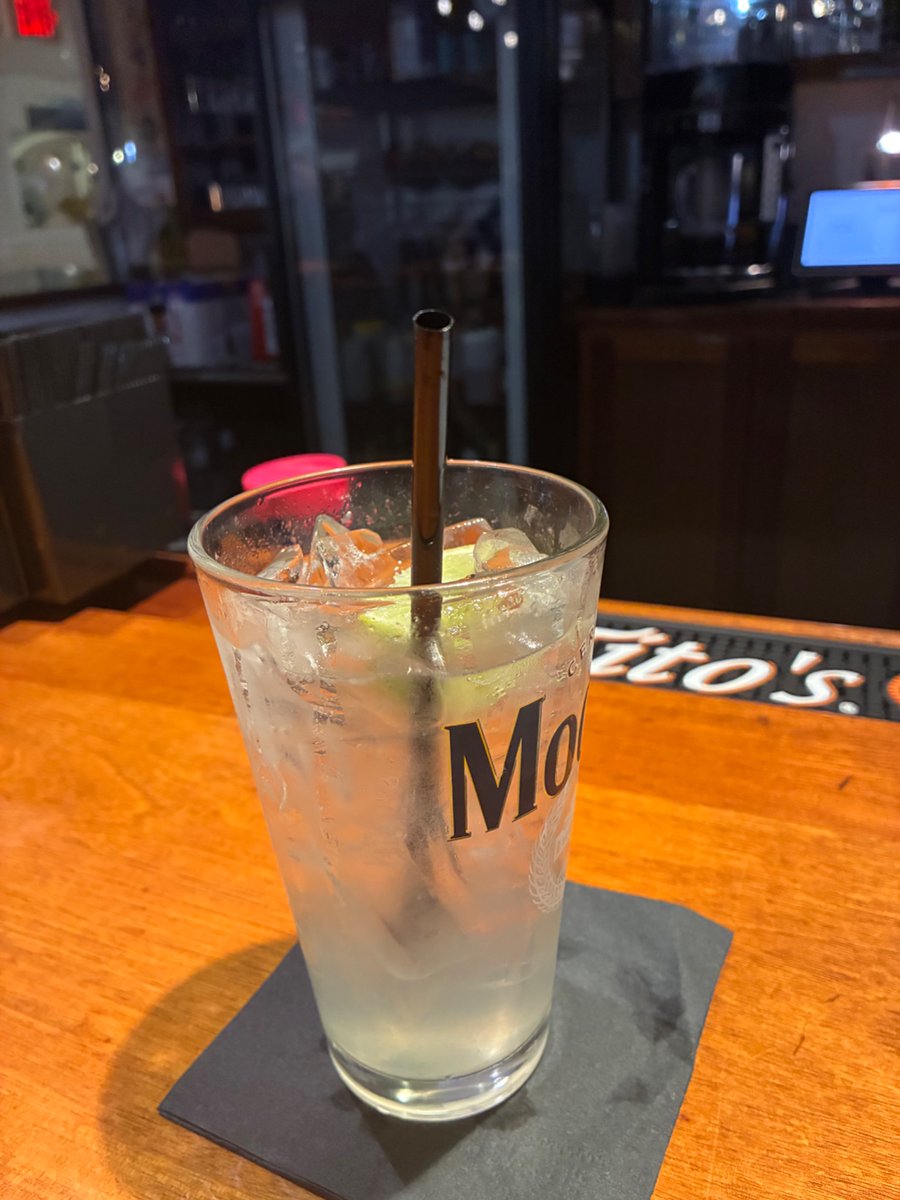 CapeCodBars's tweet image. Oliver’s &amp;amp; Planck’s tavern opened up for dinner last night. I felt bad one staffer not getting power til Monday, another had just got her’s that eve. Place was packed (full bar) people seeking heat &amp;amp;  comfort on a normally quiet winter eve. 

#Blizzardof26 #CapeCod #YarmouthPort