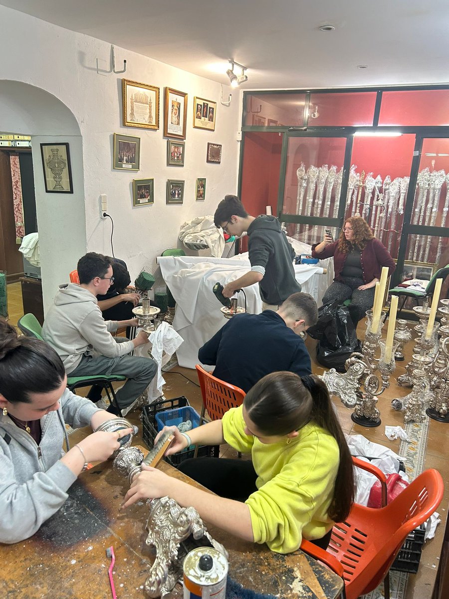 Aceituneros_jov's tweet photo. 🔴 GRUPO JOVEN | Inmersos en la Cuaresma nos encontramos colaborando activamente con el Grupo de Mayordomía de Enseres preparando una nueva Semana Santa 2026.

@aceituneros_utr 

#aceitunerosdeutrera https://t.co/4BWj59cjaW