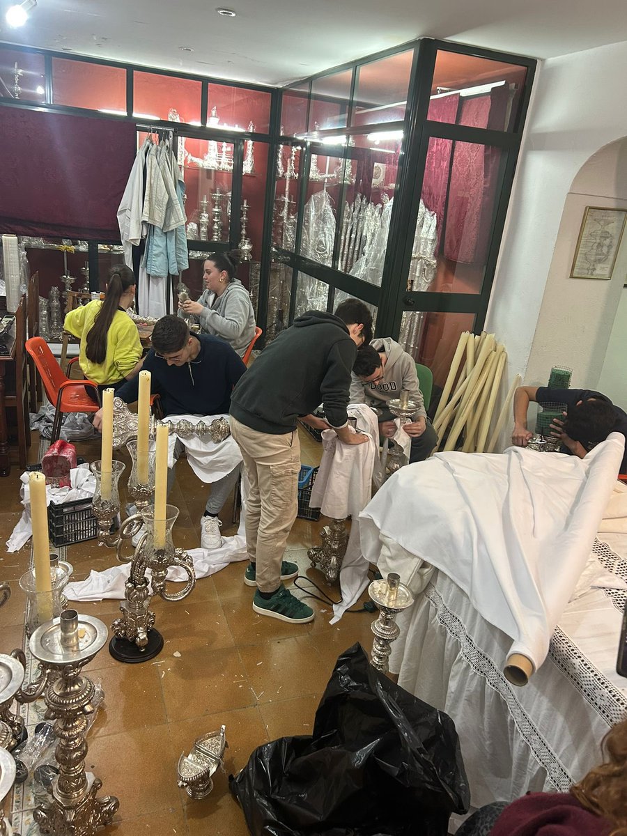 Aceituneros_jov's tweet photo. 🔴 GRUPO JOVEN | Inmersos en la Cuaresma nos encontramos colaborando activamente con el Grupo de Mayordomía de Enseres preparando una nueva Semana Santa 2026.

@aceituneros_utr 

#aceitunerosdeutrera https://t.co/4BWj59cjaW