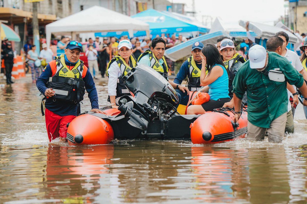 marcelaguinaga's tweet photo. Seguimos en Milagro.
Con asistencia humanitaria, kits de dormida, brigadas médicas con medicina gratuita y el Convoy del Cuidado en las zonas donde el agua nos permite intervenir.
Mientras tanto, la maquinaria continúa trabajando en territorio.
Más de 12.000 personas atendidas en 16 cantones.

Guayas Cuida. Guayas Hace.