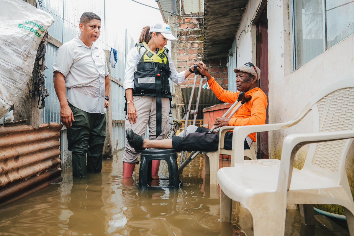 marcelaguinaga's tweet photo. Seguimos en Milagro.
Con asistencia humanitaria, kits de dormida, brigadas médicas con medicina gratuita y el Convoy del Cuidado en las zonas donde el agua nos permite intervenir.
Mientras tanto, la maquinaria continúa trabajando en territorio.
Más de 12.000 personas atendidas en 16 cantones.

Guayas Cuida. Guayas Hace.