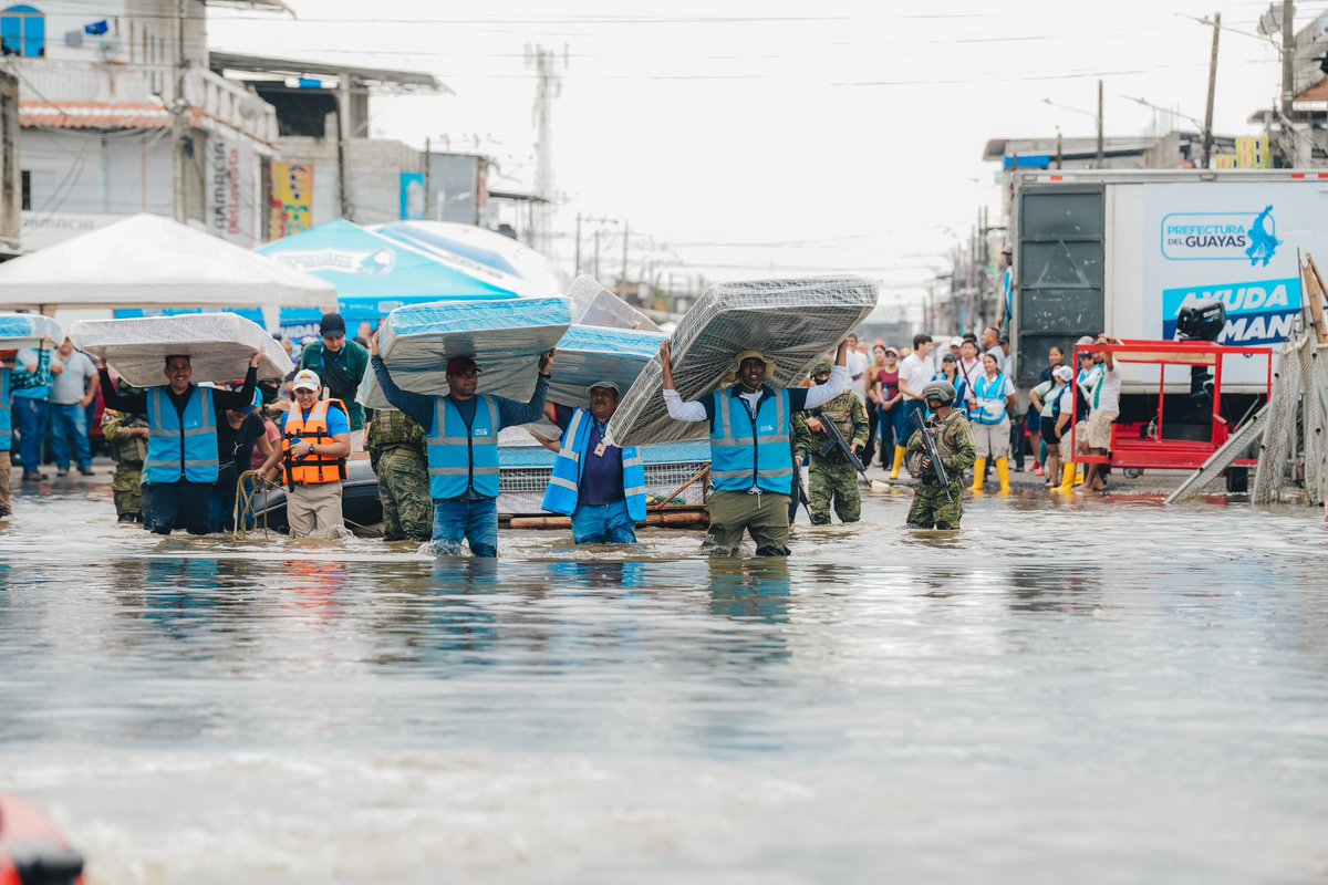 marcelaguinaga's tweet photo. Seguimos en Milagro.
Con asistencia humanitaria, kits de dormida, brigadas médicas con medicina gratuita y el Convoy del Cuidado en las zonas donde el agua nos permite intervenir.
Mientras tanto, la maquinaria continúa trabajando en territorio.
Más de 12.000 personas atendidas en 16 cantones.

Guayas Cuida. Guayas Hace.