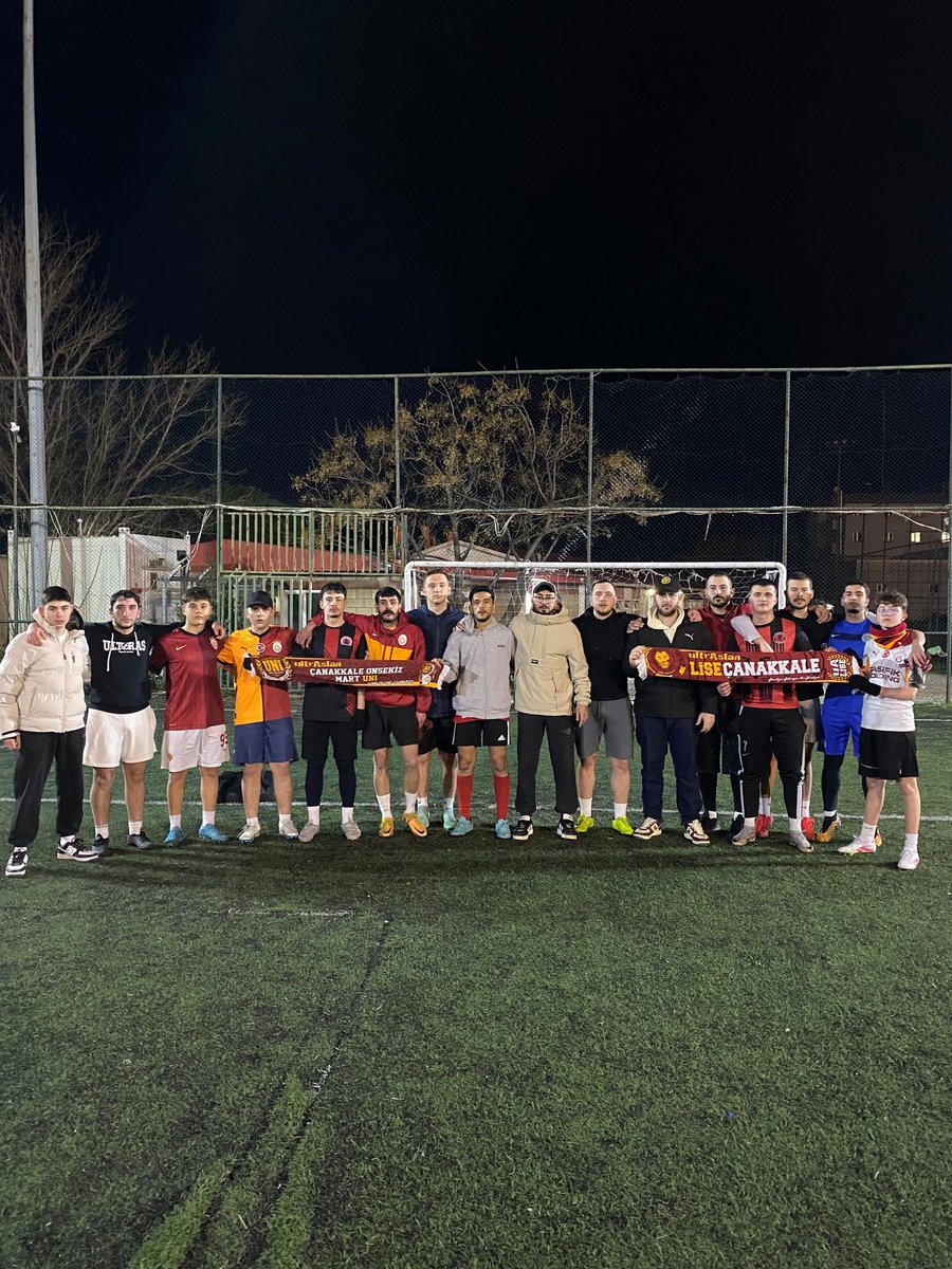 YİNE  SEN KAZANDIN GALATASARAY 

Liseli kardeşlerimizle halı saha maçında bir araya geldik kazanan Galatasaray'ımız oldu.

#ultrAslanUNI #uAUNI18MART