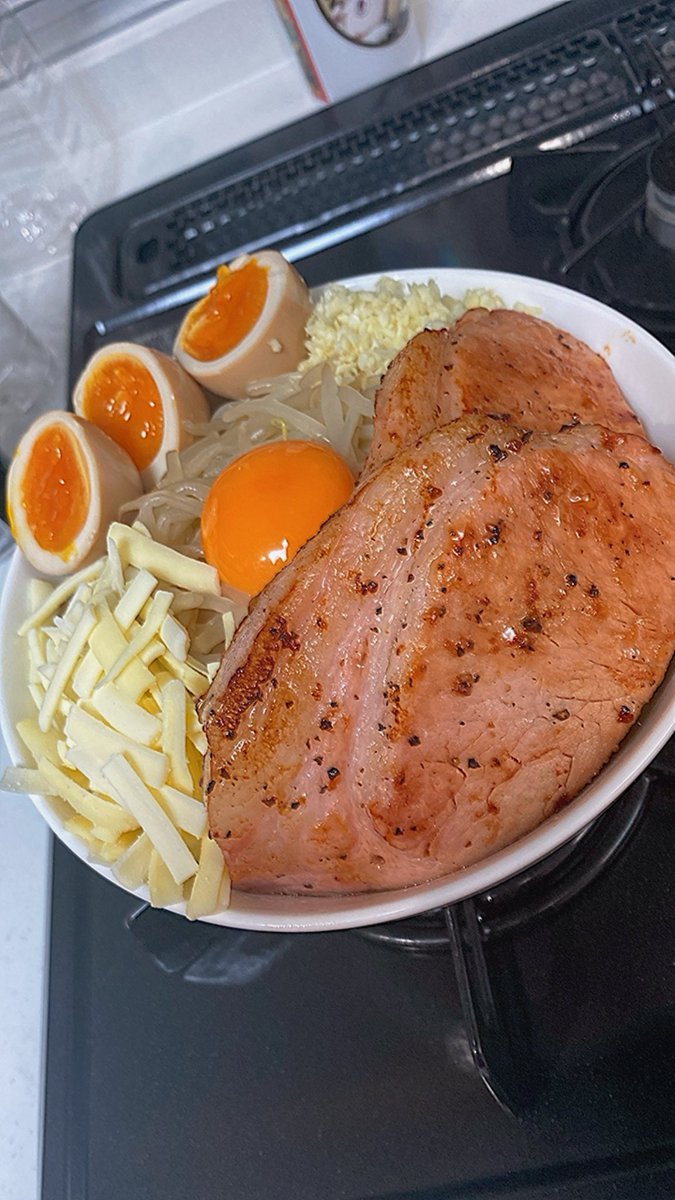 24Rzy's tweet photo. 最近パンプしてなくても腕の存在感が増してきて大変良い。

あとは最近作った料理たちです。
手作り二郎にサイゼの若鶏のディアボラ風に海鮮丼…🍽️ https://t.co/oljYWU3OFi
