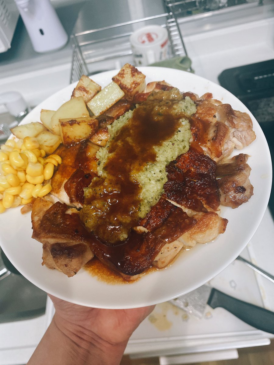 24Rzy's tweet photo. 最近パンプしてなくても腕の存在感が増してきて大変良い。

あとは最近作った料理たちです。
手作り二郎にサイゼの若鶏のディアボラ風に海鮮丼…🍽️ https://t.co/oljYWU3OFi
