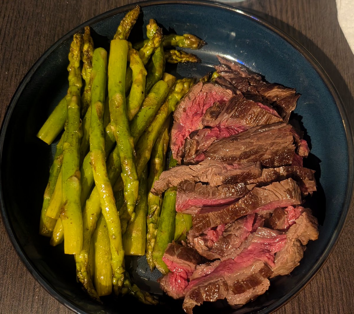 Bavette juste salée la veille
Asperges précuites à la vapeur puis dans la poêle pendant que la viande repose, avec sauce piquante, sel, beurre noisette et jus de citron