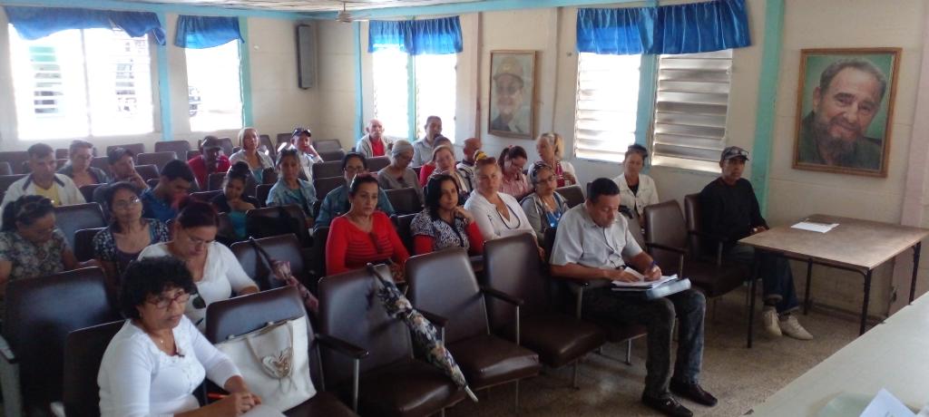 TecEducativacg's tweet photo. La Dr.c. Yusmila González Áreas profesora del CUM desarrolló una conferencia titulada "La evaluación más allá de la clase.    @CubaMined @DPEHolguin @CalixtoDme @GomezIdelmar @GuillermoP59059 @naimatrujillob @GTEHolguin https://t.co/G2hQiavsfw