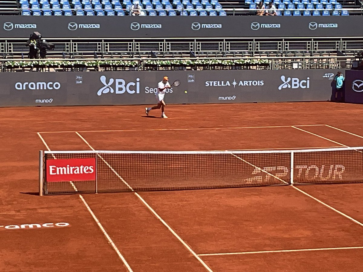 Solís presentación de <a href="/FranCerundolo/">Francisco Cerúndolo</a> en el <a href="/chile_open/">Bci Seguros ChileOpen</a> en Santiago. 
Ahorró tiempo y energía en un jueves con 30 grados ante el danés Moeller a quien venció por 6-2 y 6-2
Es el primer argentino en cuartos de final y su rival mañana será el estadounidense Emilio Nava (76ATP)

Info