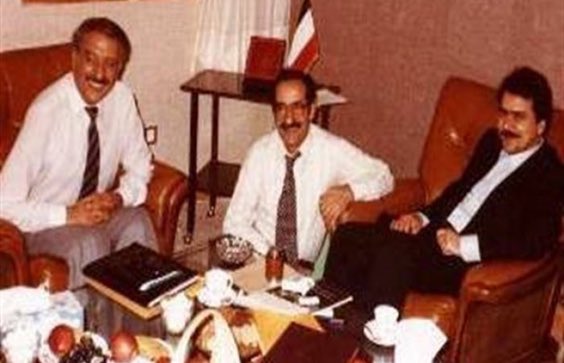 #سلیطه_های_سیاسی!
یه مشت تجزیه طلب مسلح راه افتادن که:
وامصیبتا، رضا پهلوی ما رو تهدیدکرده و 
میخواد نگذاره ایرانو تجزیه کنیم و اجازه نمیده تا تمام دختران منطقه رو #ختنه کنیم و قتل های ناموسی راه بندازیم و همچو اواخر دهه ی ۵۰ جنگ داخلی بپا کنیم و گوه بزنیم تو منطقه و صدها هزار