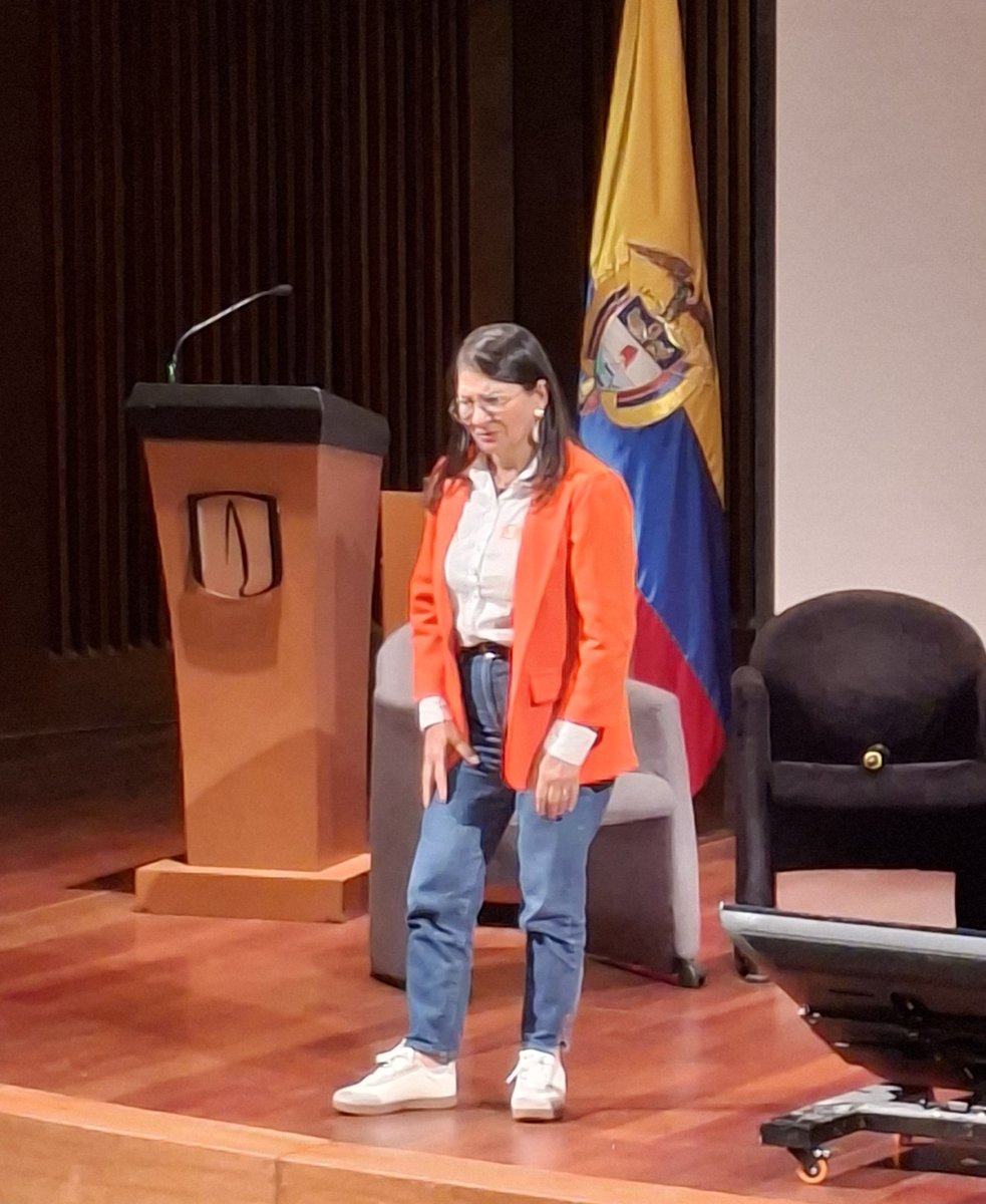 Qué repugnancia que <a href="/SandraComunes/">Sandra Ramírez</a>, viuda de Tirofijo y exguerrillera de las FARC, venga a <a href="/Uniandes/">Uniandes</a>.

La Universidad de los Andes ya había caído bajo, pero no pensé que tanto como para haber invitado a esta excriminal para hablarle a los jóvenes.