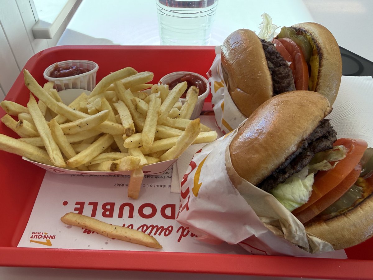 MostlyPeaceful's tweet image. In N Out &amp;gt; Whataburger