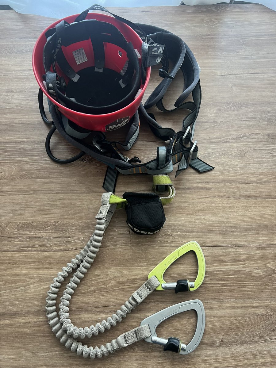 ExtremCMC29's tweet photo. De vânzare kituri complete de ViaFerrata 350RON/kit https://t.co/BhNvEEWJf8