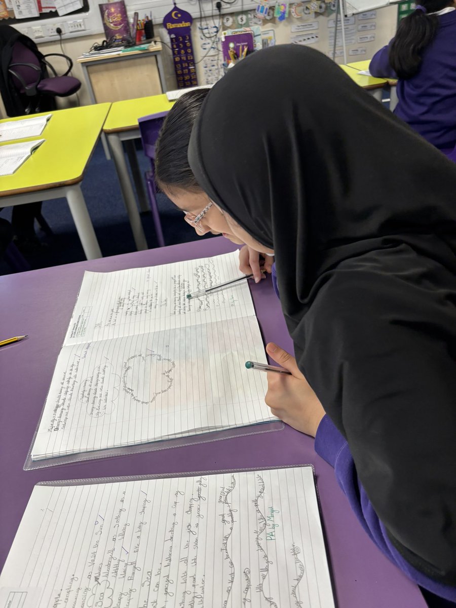 olive_bolton's tweet photo. Spotted: Year 3 poets, reading and appreciating the creativity of their peers #ShapePoems #WeAreStar #PeerAssessment #Ambition #Respect #Inspired #WritingHooks #Appreciation #Teamwork #Poets #Reading https://t.co/EMEGkkcaZA