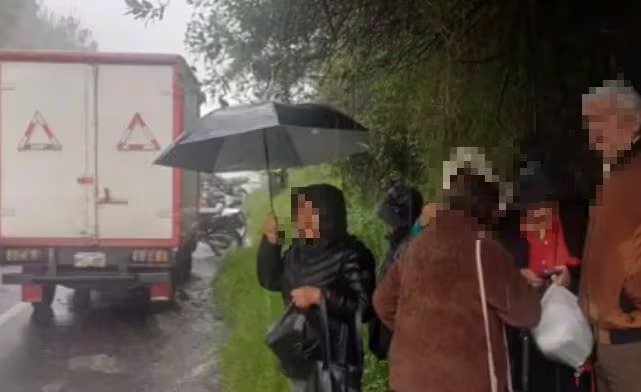 eluniversocom's tweet image. Adultos mayores quedan varados en medio de la #lluvia tras retención de automotor: #AMT de #Quito ofrece disculpas ow.ly/XE2V50YmEc6