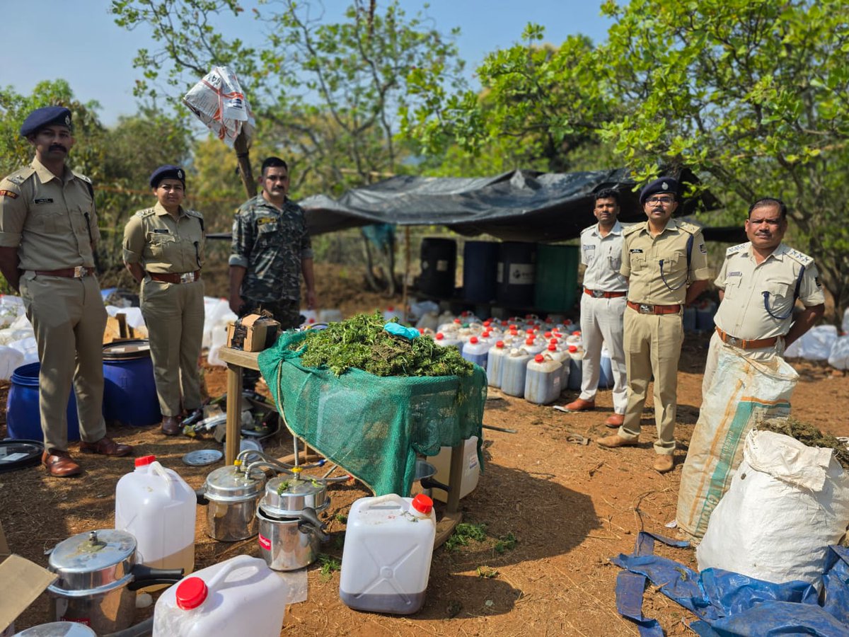 jsuryareddy's tweet photo. 1800 litres of Hash oil, worth ₹200 cr and 1000 kgs of #Ganja worth ₹5 crore seized from Koraput Forests
In a major anti-narcotics breakthrough, #Koraput Dist Police, #Odisha busted an interstate #HashOil (#HashishOil), popularly known as #LiquidGanja , manufacturing unit in a remote jungle near Jholaput Reservoir under Padwa Police Station limits.
Police Seized:
•Hashish Oil - 1800 litres (₹200 Cr)
•Ganja (Marijuana) - 1000 kgs (₹5 Cr)
•Manufacturing equipment
The raid, led by SP Koraput on precise intelligence.
Police dismantled the temporary infrastructure erected in the forest for processing the contraband.