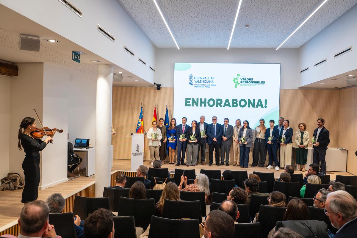 Los <a href="/RegistradoresCV/">RegistradoresDecanatoCV</a> <a href="/MariaEmiliaAdan/">Maria Emilia Adán</a> y <a href="/ambanon4/">Alejandro Bañón</a>, junto con <a href="/jarovirajover/">José Antonio Rovira Jover</a>, <a href="/DaviniaBono/">Davinia Bono Pozuelo</a> y   Fran Soria, DG de Economía #ResponsabilidadSocial han participado en la entrega de los 'Premis Valors Responsables' de <a href="/GVAhisenda/">GVA Economia, Hisenda i AP</a> <a href="/generalitat/">Generalitat</a>