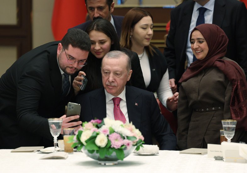 eminogluenes's tweet photo. Cumhurbaşkanımız Sn.@RTErdogan Cumhurbaşkanlığı Külliyesi’nde GSB yurt öğrencilerimiz, gençlerimiz ve sporcularımızla iftar programında bir araya geldi.

Gençliğe ve spora verdiği güçlü destek için Sayın Cumhurbaşkanımıza teşekkürlerimizi sunuyoruz. 🇹🇷 https://t.co/rAdPlDS780
