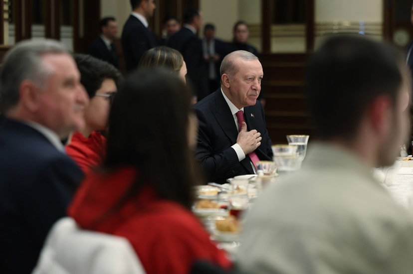 eminogluenes's tweet photo. Cumhurbaşkanımız Sn.@RTErdogan Cumhurbaşkanlığı Külliyesi’nde GSB yurt öğrencilerimiz, gençlerimiz ve sporcularımızla iftar programında bir araya geldi.

Gençliğe ve spora verdiği güçlü destek için Sayın Cumhurbaşkanımıza teşekkürlerimizi sunuyoruz. 🇹🇷 https://t.co/rAdPlDS780
