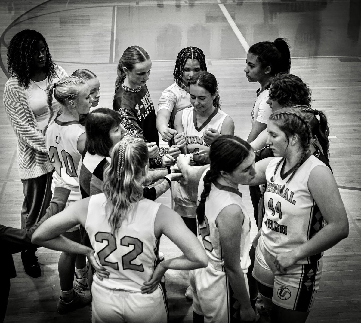 kenzie_matejka's tweet photo. Sophomore Season 🏀🔥
I love this team so much and I can't believe our season is over.
This year:
🟢 Regional Champs 
Next year:
🟡 State Tournament?
#basketball #dualsportathlete #WomensSports #wbb @UHigh_GBB https://t.co/nU3ISk0AcB