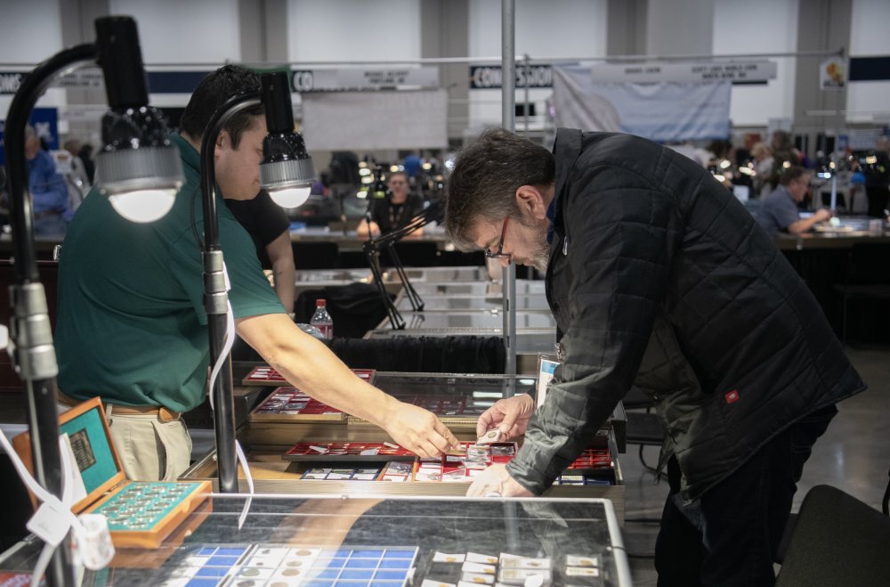 ANACoins's tweet image. Show attendees are on the move, scouring the bourse floor at the National Money Show for their next treasure! ✨Have you found anything exciting lately to add to your collection? 

#CoinCollecting #NationalMoneyShow #VisitSavannah