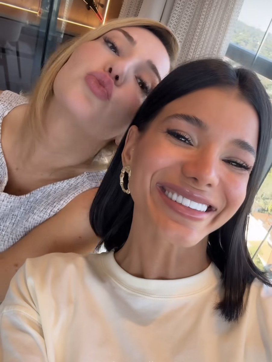 CamilaRezended3's tweet photo. É nessas horas que dou graças à Deus dos meus favs Amanda Meirelles, Mariano e Jakeline nunca terem precisado se vender passar por cima de seus valores pra defender gente mal caráter em troca de likes e engajamento. 🫶🫶🫶🥹 https://t.co/3kRbrcxi0j