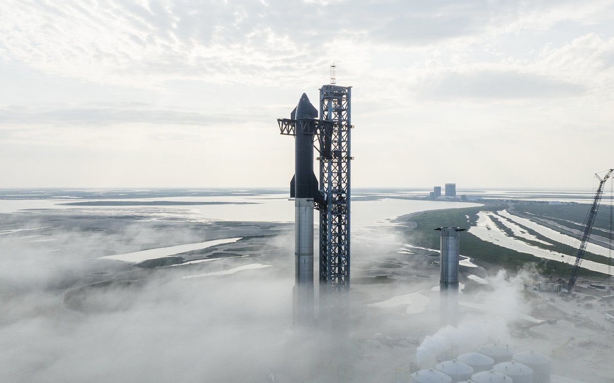 A SpaceX trabalha para realizar no próximo mês o 12º voo de teste integrado da Starship, missão que pode marcar a estreia da versão V3 do sistema. O cronograma mantém a meta da empresa de realizar o lançamento ainda no primeiro trimestre de 2026 mundogeo.com/2026/02/26/sta…