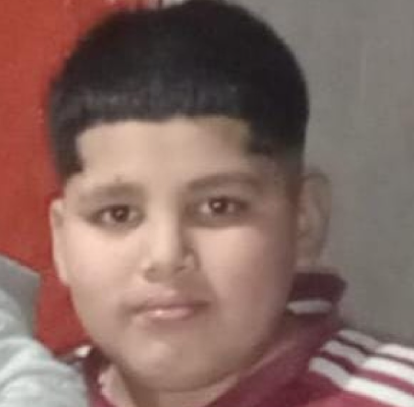 Alejo Orellana tiene 13 años, desapareció el 23/2/26 en #Adrogue, Almirante Brown, provincia de Buenos Aires. Vestía remera negra con rayas marrones y blancas, pantalón corto y zapatillas blancas. Se hizo la denuncia. Por favor avisar #Urgente a la policía local, o al ☎️911