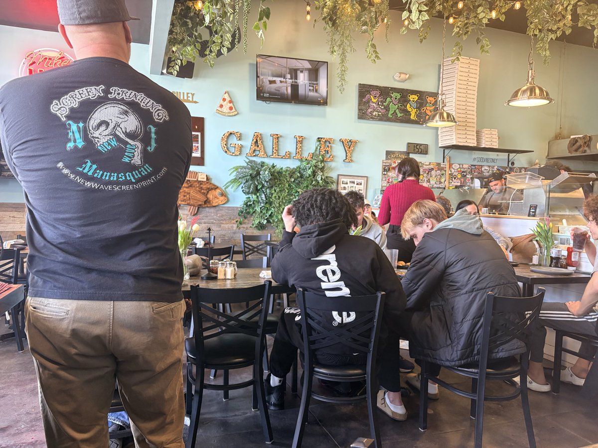 NewWaveScreen's tweet photo. at The Galley !! Best Cheesy Garlic Sticks around !! Send me the location of another NewWave logo in the picture besides the back of my shirt and get a free t-shirt. 

BUY SOME T-SHIRTS !!!
LOCAL guys making great custom apparel for LOCAL biz.
FREE DELIVERY for Local biz !
#tees https://t.co/Ky2q6QzQ7K