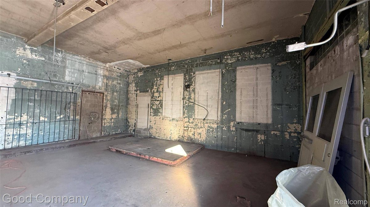 SoldBySeward's tweet photo. Ready to grow? 8501 Mount Elliott ST offers 2,430 SF of retail/service space. Negotiable lease terms. Inquire today: https://t.co/T9KUa4XMGr #ForLease #DetroitBiz #SoldBySeward #GoodCompany #Hamtramck #48211 https://t.co/D6m3DYlzfN