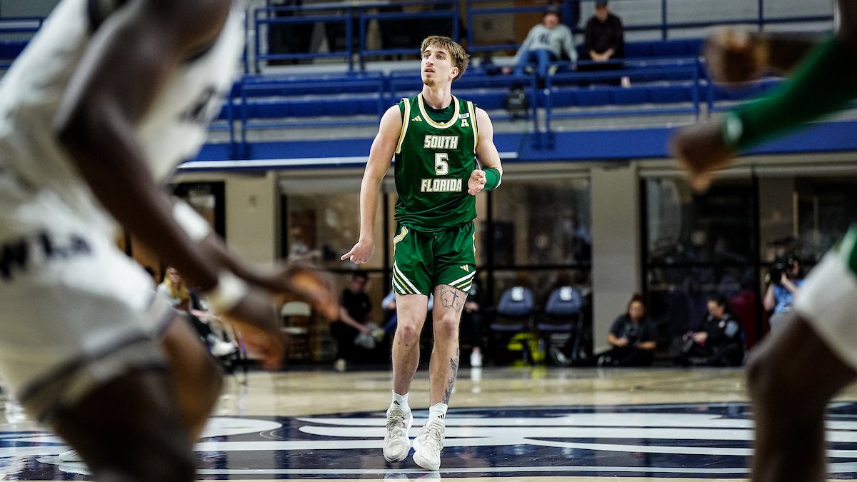 USFMBB's tweet photo. 4⃣ threes away from tying the South Florida single-season program record record BTW. https://t.co/yjs222DG3e