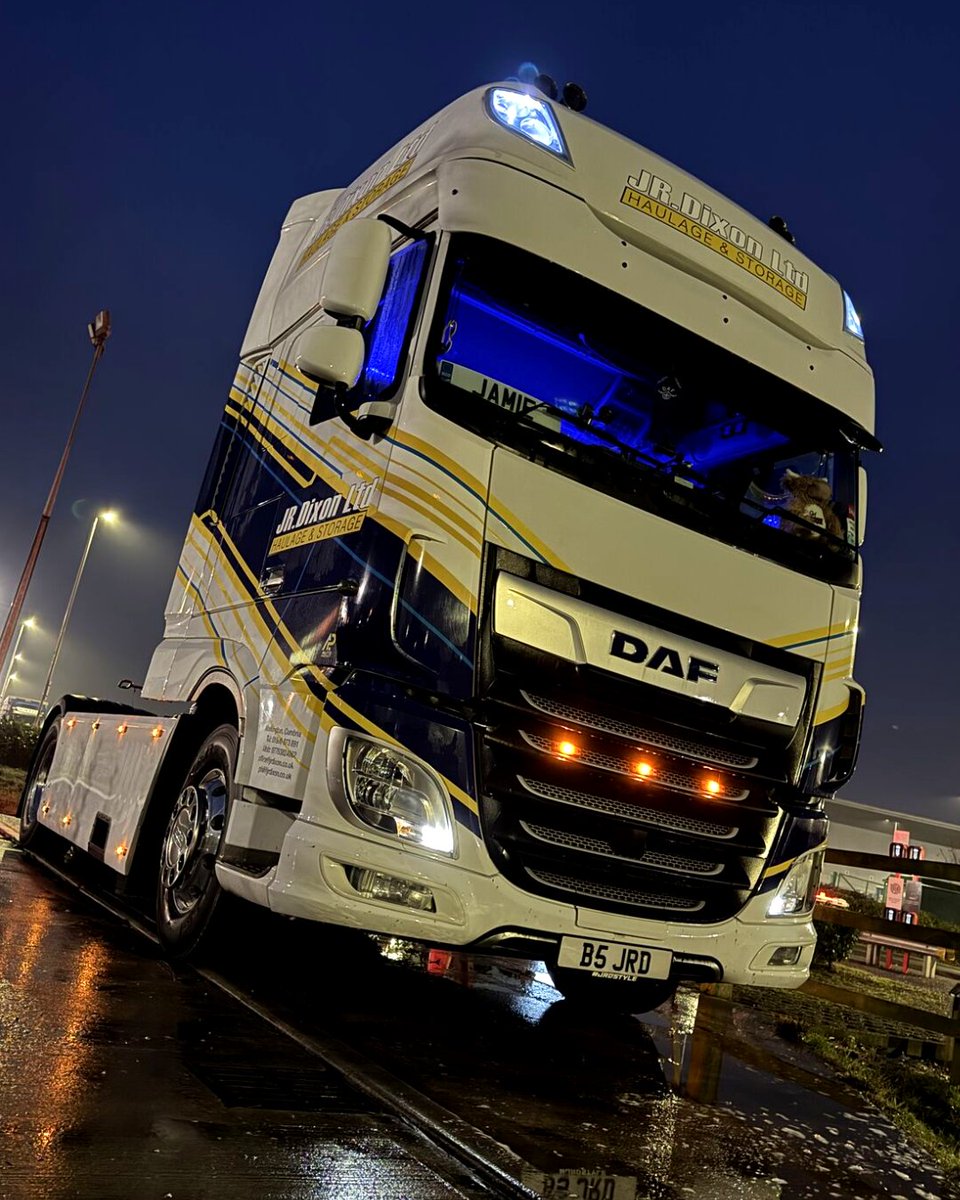 Dominating the dark. ✨

This DAF XF is freshly cleaned and carrying that full nighttime presence.

📸 Jamie McInrue | <a href="/JRDixonltd/">J R Dixon ltd</a>

Show us your DAF XFs, truckers!

#Trucking #Truckers #Trucks #DAFXF