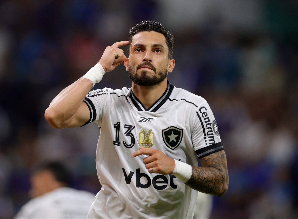 Tem sido difícil se apegar aos jogadores do Botafogo, mas temos a obrigação de exaltar o Alex Telles.

Esse cara vem assumindo um papel cada vez maior dentro do clube e criando uma identificação gigantesca com a torcida.

Patrimônio do Botafogo de Futebol e Regatas.