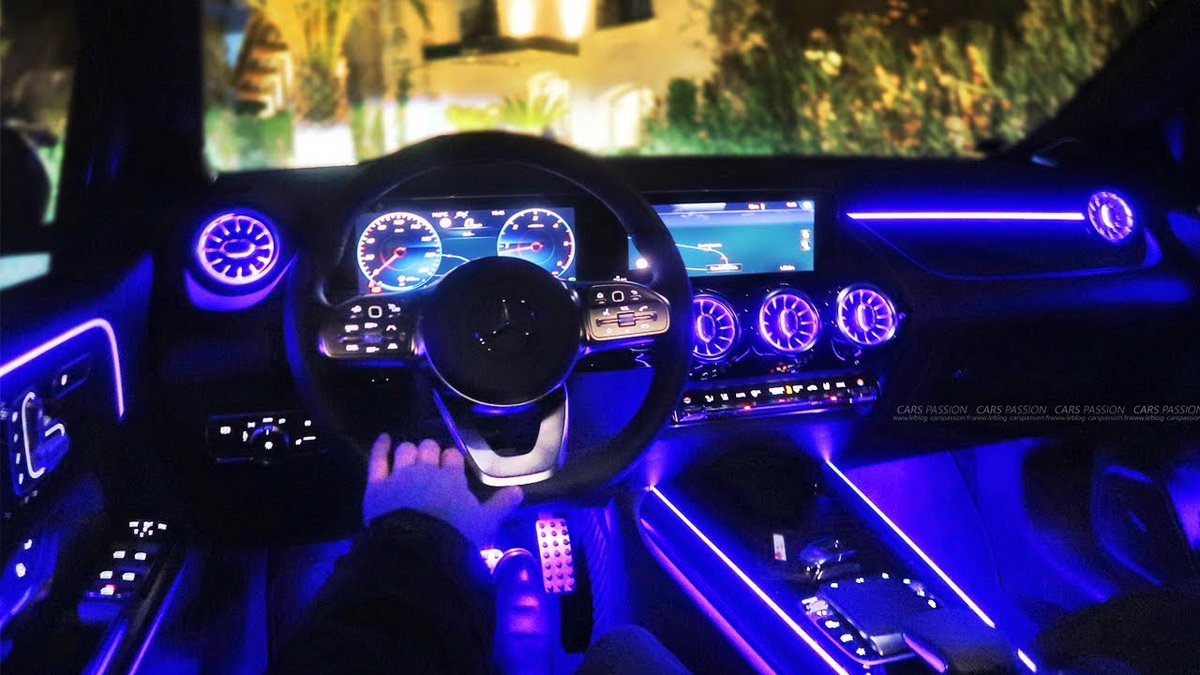 Comment Mercedes a pu passer de ce tableau de bord (à gauche) à cette horreur ?