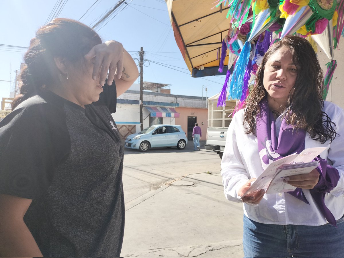 DIFMunicipalSLP's tweet photo. 2/ En el recorrido, la Pdta @EstelaArriagaM y la directora @jessicaalbarra7 así como de @InsMujeresSL @SSPCSLP y gabinete de mujeres del Ayuntamiento @SLPMunicipio se acercaron con las mujeres para dialogar e informarles sobre los diversos servicios para su seguridad y protección https://t.co/W7FO6rDlPE
