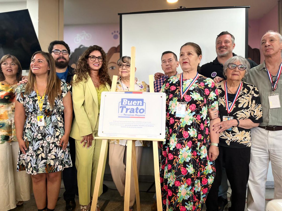 SENAMAGOB's tweet photo. La directora Claudia Asmad entregó el Sello Buen Trato a las Personas Mayores al alcalde de @MuniNunoa Sebastián Sichel en reconocimiento al trabajo impulsado por el Departamento de la Persona Mayor promoviendo el buen trato y el respeto de los derechos de este grupo etario https://t.co/8CgfDYf9qa