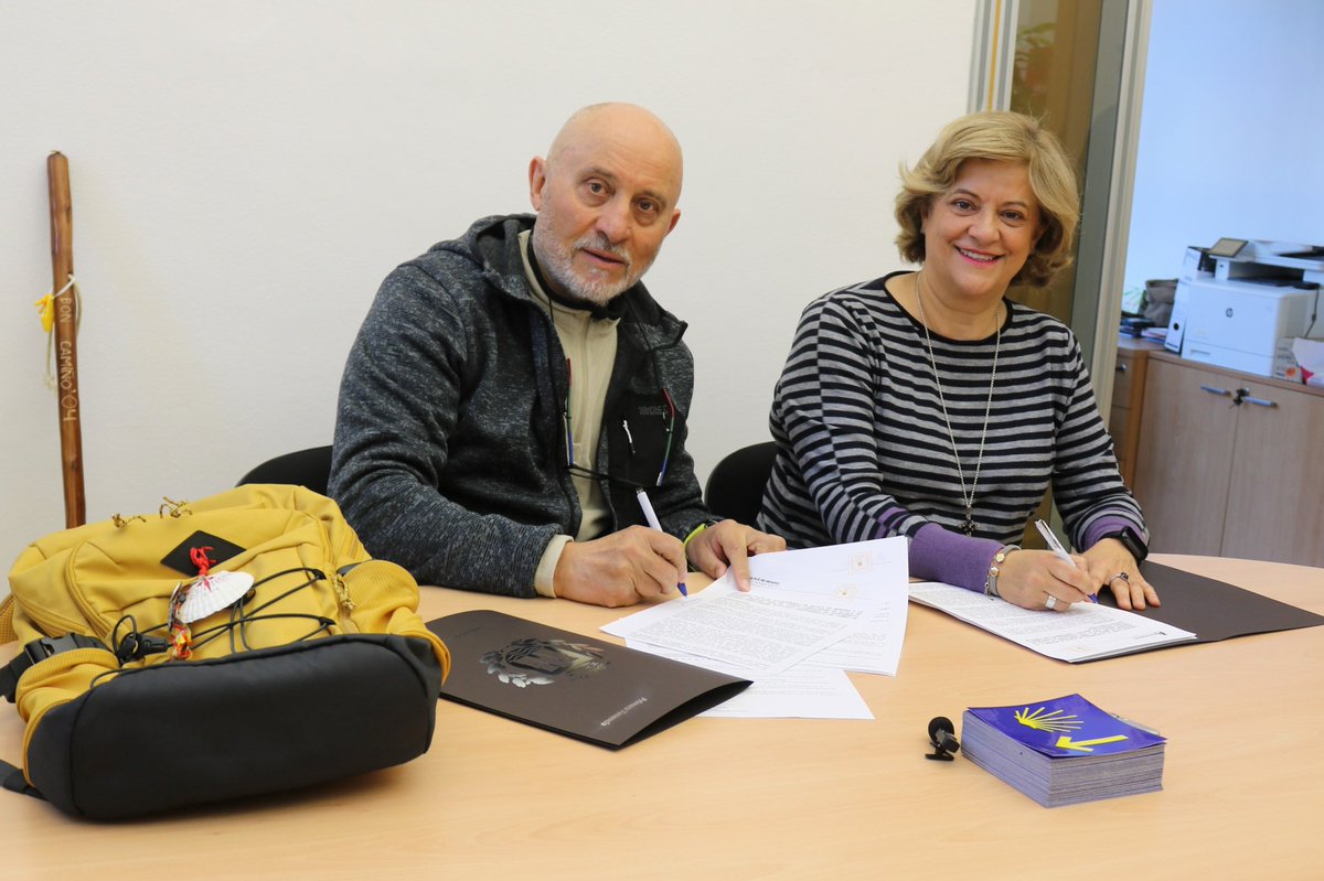 AytoAlcalaH's tweet photo. TURISMO |
📝 Alcalá y la ‘Asociación de Amigos del Camino de Santiago Complutense’ consolidan, con la firma de un convenio, su colaboración para potenciar la ‘Ruta Del Camino de Santiago Complutense’. 

🦪 La firma ha estado presidida por la primera teniente de alcaldesa y concejala de Turismo, Isabel Ruiz Maldonado (@IsabelRuizMal), junto al presidente de la asociación, Dámaso Rodríguez Costas, quienes posteriormente han completado la ruta del ‘Camino Complutense’, descubriendo la nueva señalética y reencontrándose al final del mismo con miembros de la ‘Asociación Galega Corredor do Henares’.

🤝 Animando a todos los vecinos y visitantes a completar y disfrutar del ‘Camino’ en Alcalá, GRACIAS a todos por participar. 

ℹ️ Información en la página web del Ayuntamiento 👉 https://t.co/N2MKySZ0WQ

#AlcaláDeHenares #CaminoDeSantiago
