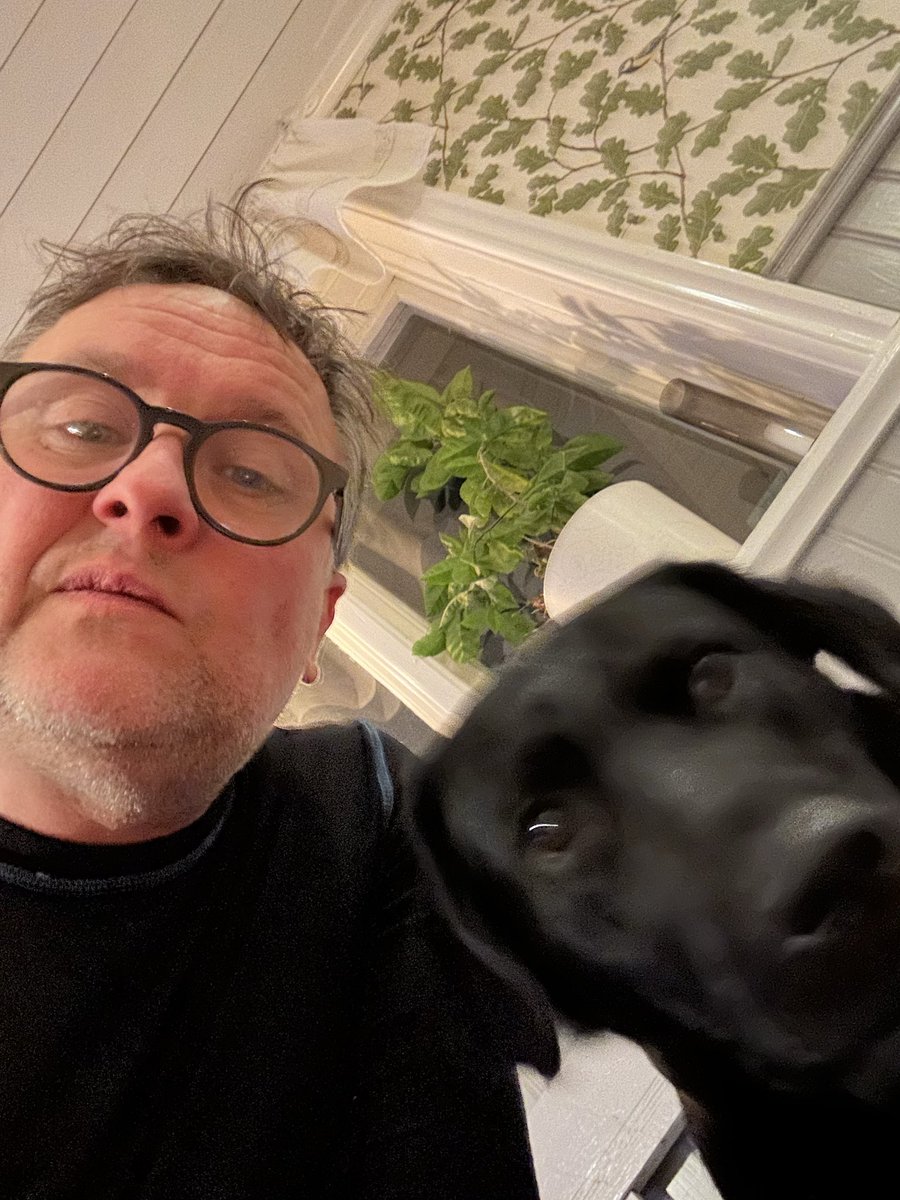 Tar farväl av Lillplösen. Om 20 min kommer matte hem. Hon har tränat. Har lågt blodsocker. 

Lillplösen har slaktat hennes tomatplantor. Det kommer krävas offer.