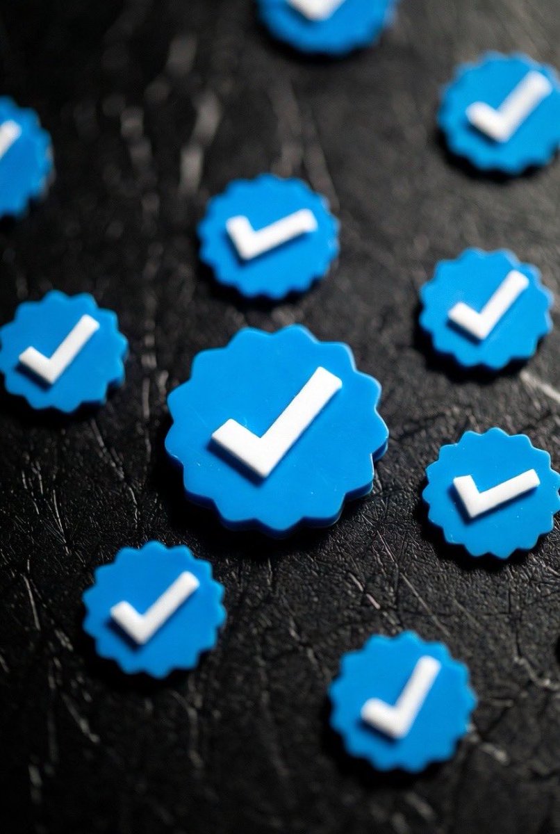 Qantico_nxe's tweet photo. Como cuenta NO verificada, sigue a las cuentas primero y la mayoría te devolverán el follow.

Si estás esperando a que una cuenta verificada te siga antes de seguirlo tú también, esperarás hasta la eternidad.

Yo sigo primero cada vez que veo un tren. Sigo a quien me escribe.

Algunos siguen de vuelta.

Algunos de repente se “convertirán en celebridades” y te ignorarán.

Ningún problema.

Le doy entre 24 y 48 horas. Si no hay respuesta, dejo de seguirlo discretamente. 

Sin resentimientos. No hay tiempo que perder.

Sé la mejor persona.

Sigue primero.

Entre el 70 y el 80 % te devolverá el favor. Así es como crecen las cuentas pequeñas.

Y si después de 24-48 horas la persona no aporta valor ni contribuye a tu crecimiento, deja de seguirla. Así de fácil.

Como cuenta pequeña y sin verificar, ten en cuenta esto: 

Muchos no te calificarán hasta que tu tuit alcance miles de visualizaciones. 

Una vez que sea un éxito, buscarán en tu publicación interacciones.

Ese es el juego.