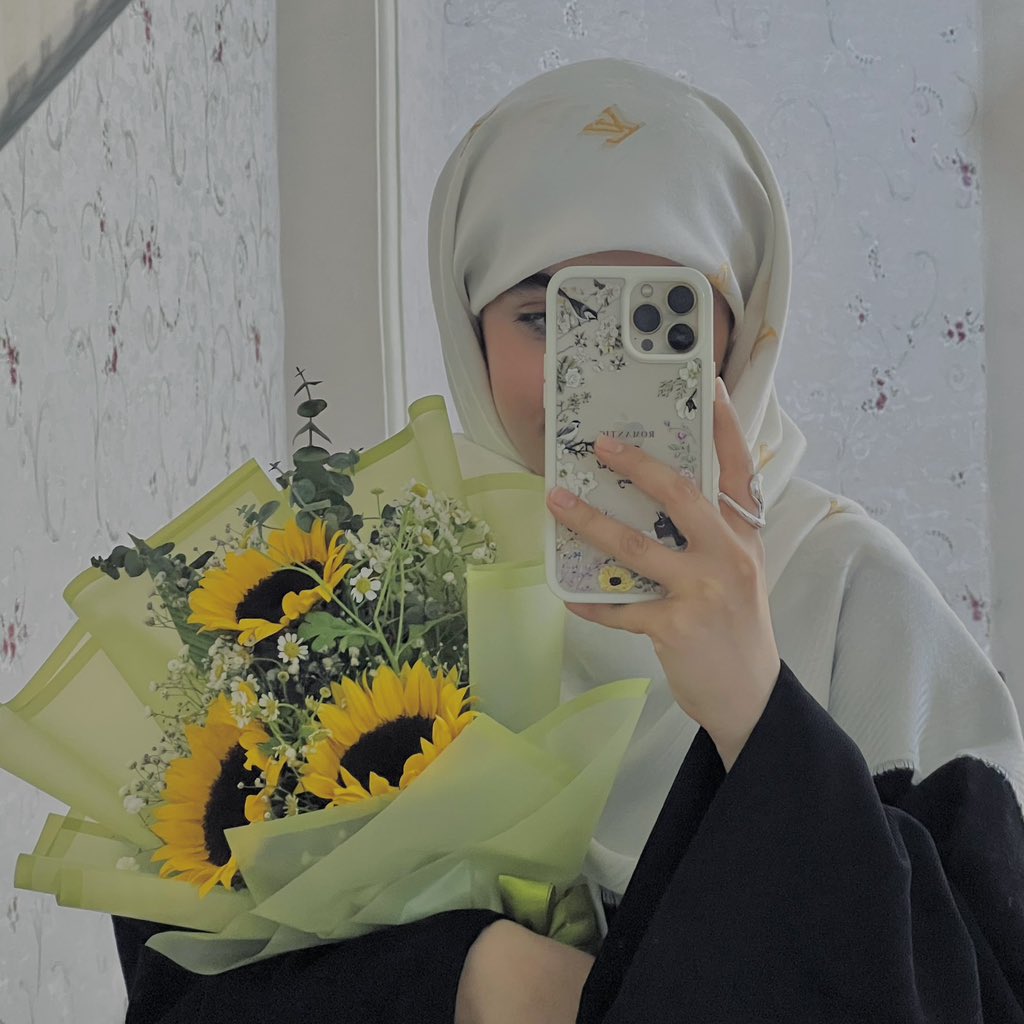 مُـبی tweet media