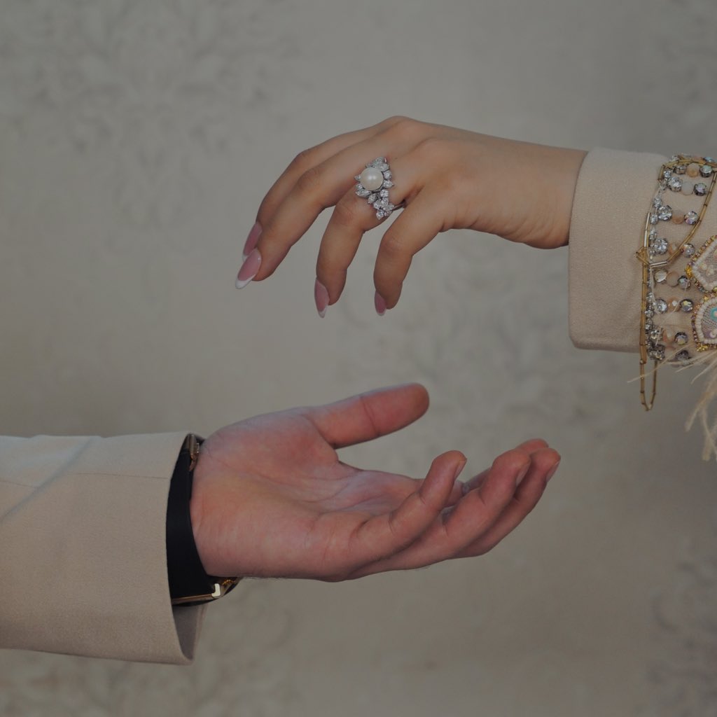 مُـبی tweet media