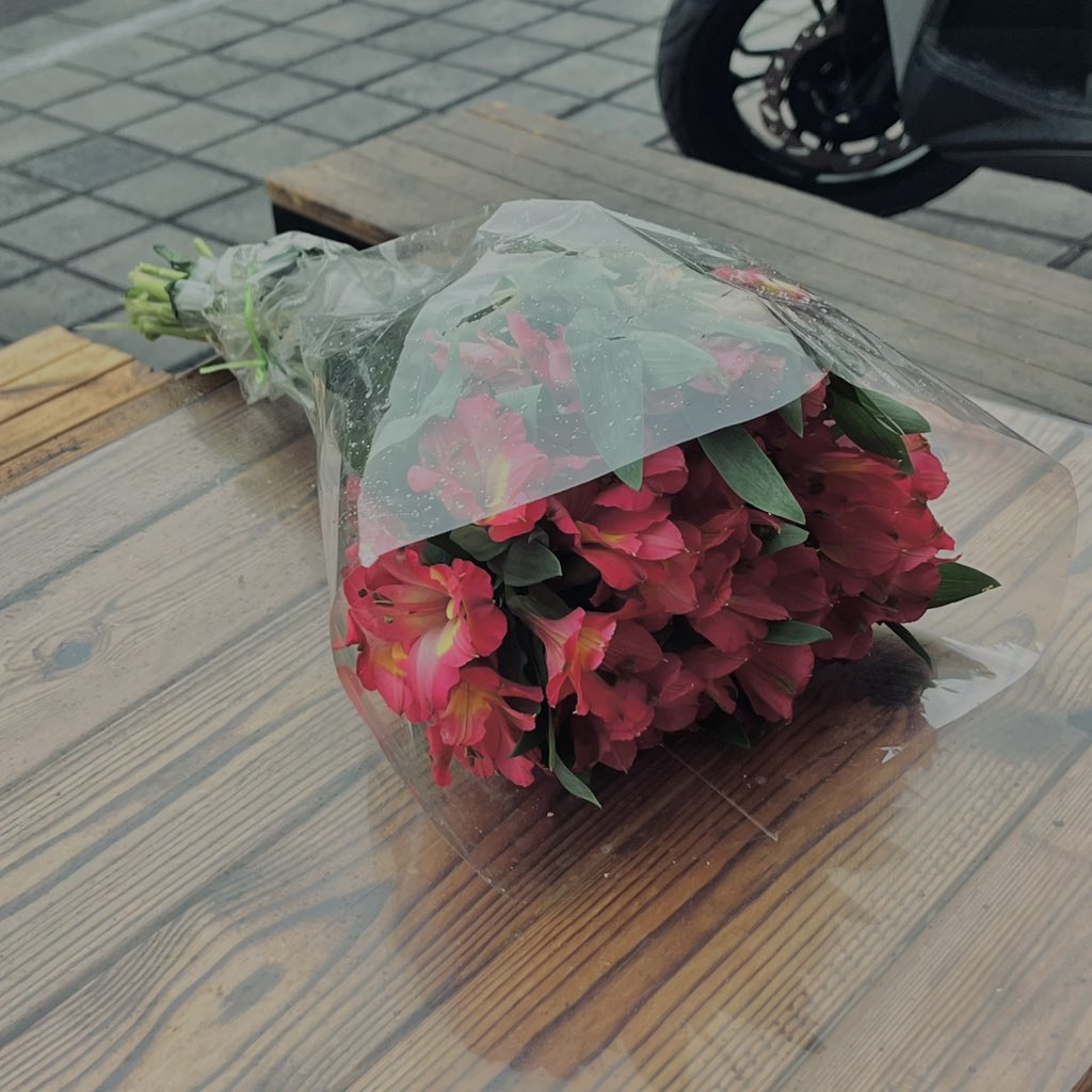 مُـبی tweet media