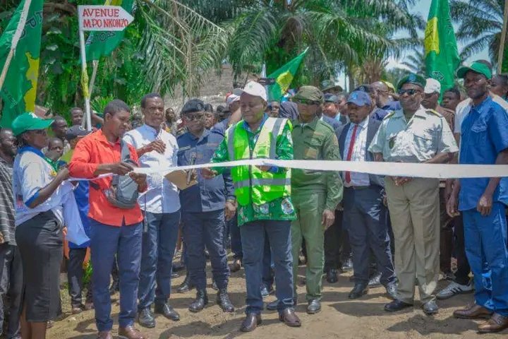KalinaYane's tweet photo. 🤣🤣Félicitation à son excellence M. Le gouverneur de la province de Mai ndombe, il vient d'inaugurer la contribution d'une route avec jeu d'eau 😂😂😂 à la ville d'Inongo c'est pour la première fois depuis qu'il est à la tête de la province. https://t.co/EuEmek6Tjv