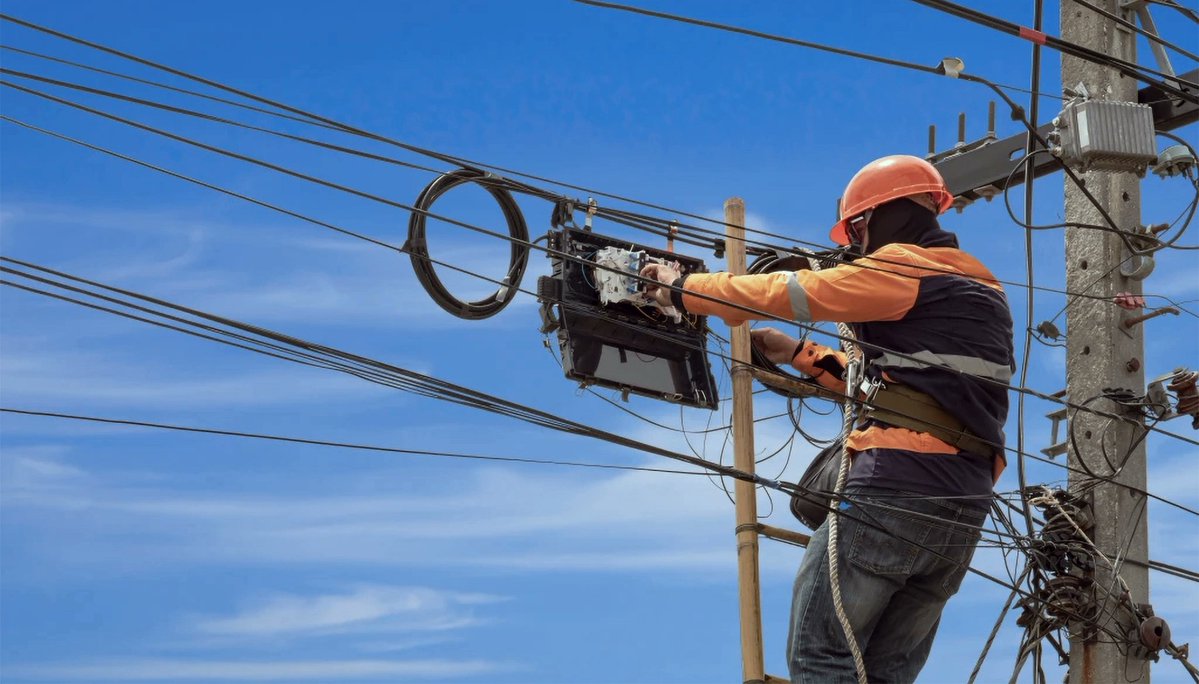 FIBER’S HIDDEN BOTTLENECK: THE POLE PROBLEM
—
An FCC victory for Comcast underscores a harsher truth: pole disputes, regulatory delays and utility resistance still threaten America's push to expand fiber broadband.

Doug Dawson / Read more:
circleid.com/posts/the-chal…