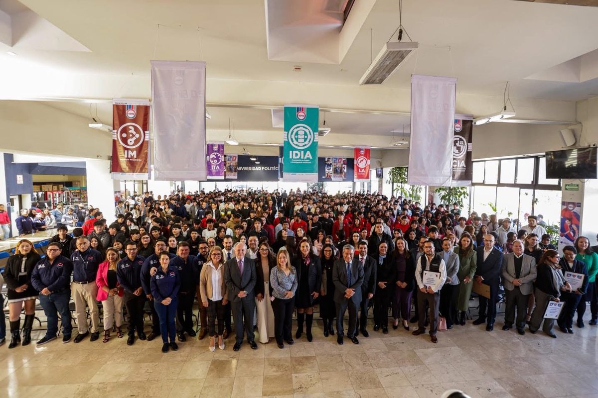 diputadavero's tweet photo. Acompañé a mi amiga y rectora Diana Pérez en la celebración del XX Aniversario de la Universidad Politécnica de Querétaro, una institución que ha formado generaciones con talento e innovación. @UPQoficial https://t.co/lYdPZL97BL