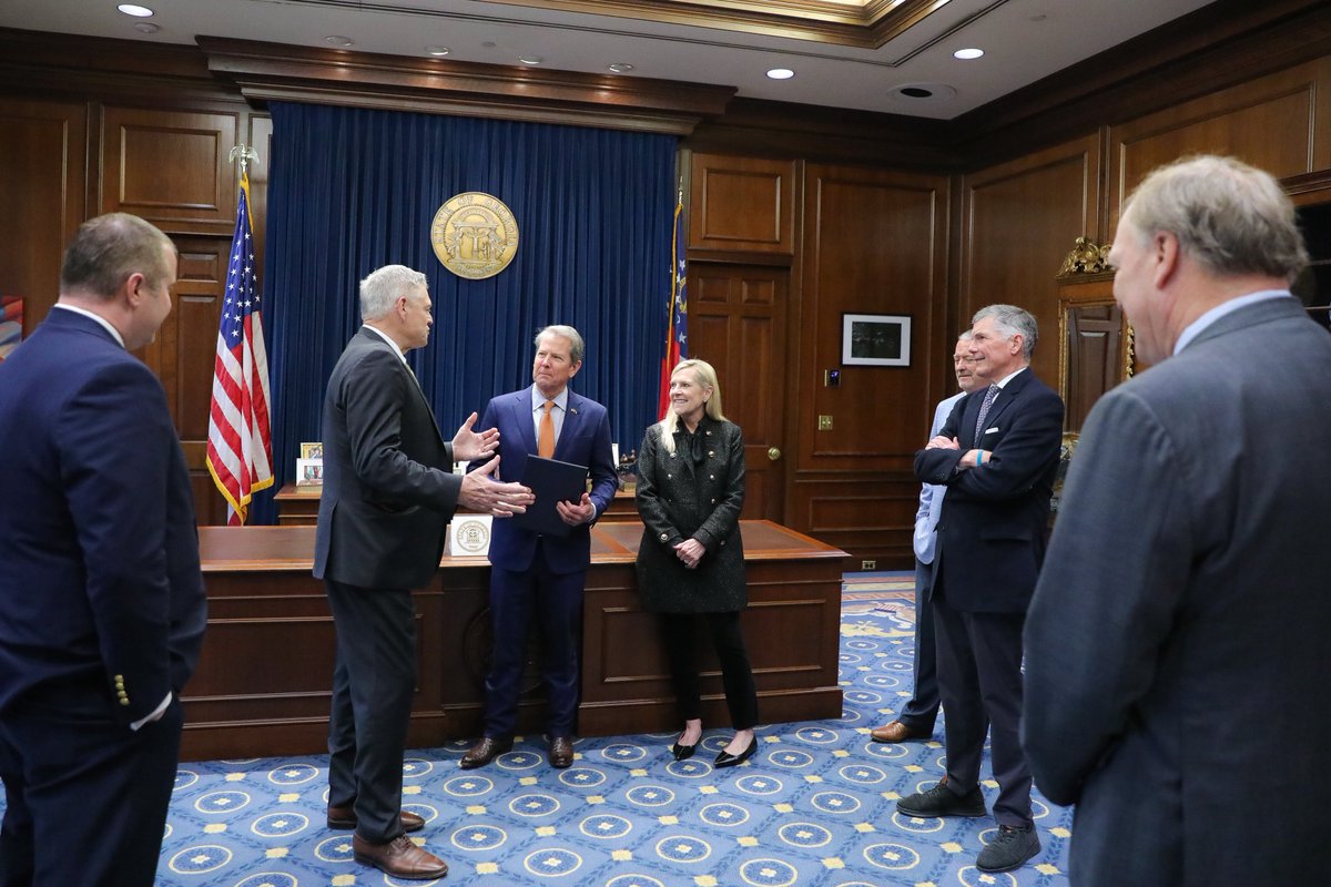 GovKemp's tweet photo. Glad to have @DaleMurphy3 join us under the Gold Dome today as we keep choppin' and get #MurphyToTheHall! https://t.co/33NfNVdvpC