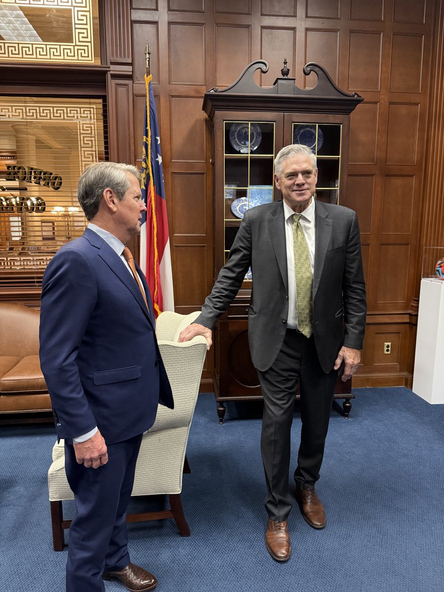 GovKemp's tweet photo. Glad to have @DaleMurphy3 join us under the Gold Dome today as we keep choppin' and get #MurphyToTheHall! https://t.co/33NfNVdvpC