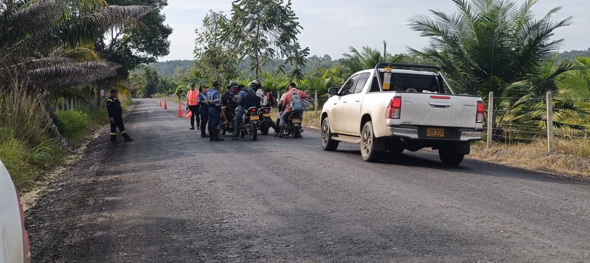 SabanaDeTorres1's tweet photo. 🚦 La Secretaría de Tránsito y Transporte, realizó actividad de sensibilización en compañía de Ecopetrol en su área de movilización habitual, de esta manera; buscamos minimizar el riesgo de siniestralidad vial en este sector 🤝 https://t.co/H4DIfRykzm