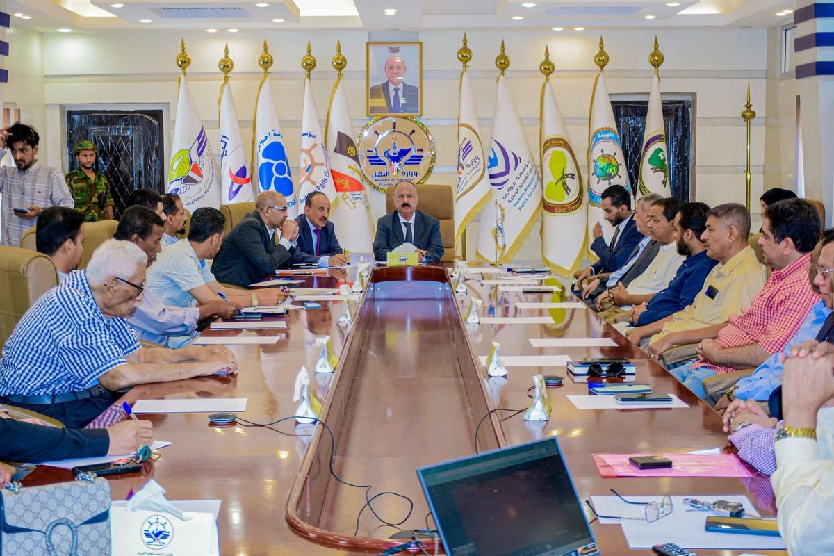 اجتمعتُ اليوم في العاصمة المؤقتة عدن بممثلي القطاع الخاص ووكلاء الشركات الملاحية، في لقاءٍ كرسناه للوقوف بمسؤولية أمام جملة التحديات والصعوبات التي تواجه نشاطهم الحيوي.
إن إيماننا راسخ بأن القطاع الخاص هو الشريك الأساسي في التنمية، ولذلك وجهتُ بضرورة رفع مستوى التنسيق مع كافة