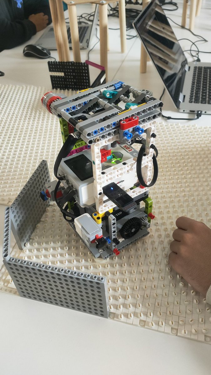 franhh's tweet photo. El pasado viernes 13 de febrero participamos, un año más, en el taller de programación y robótica #Ciberlandia con nuestro alumnos de 4° de ESO y 1° de Bachillerato @ieslaminilla https://t.co/DWWNHvZY1q